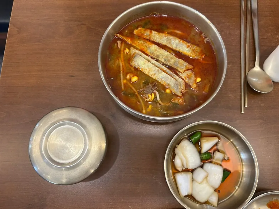 얼큰한 국물빛이 도는 육전국밥 한 숟가락