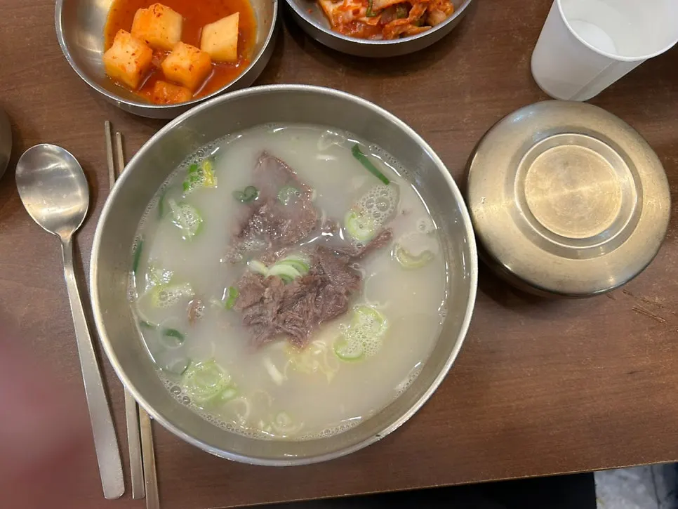 고기와 소면이 들어간 함박곰탕 속