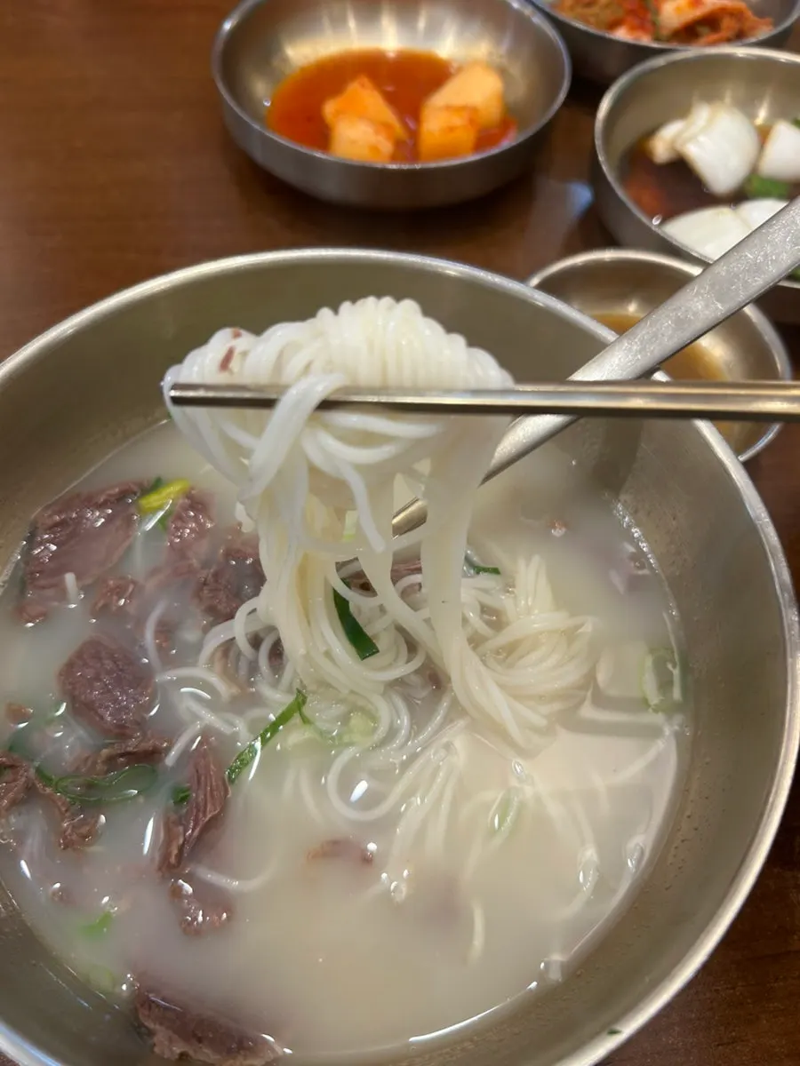 곰탕 국물과 함께 건져 올린 소면