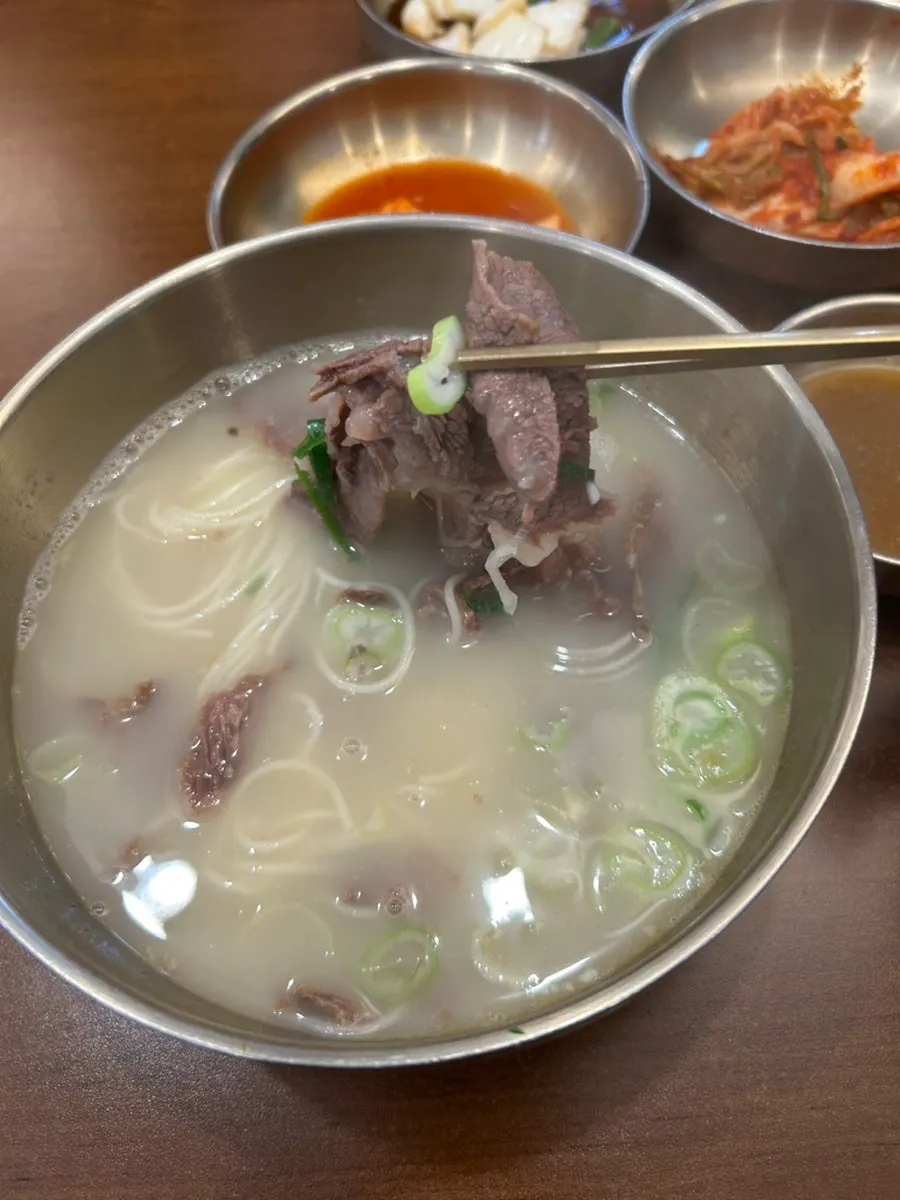 촉촉한 고기가 보이는 함박곰탕