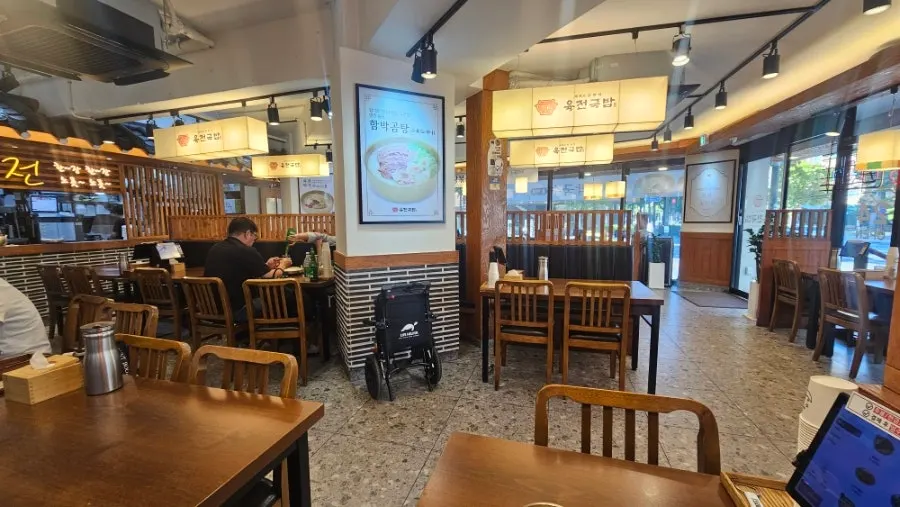 서교동 육전국밥 서교점 입구
