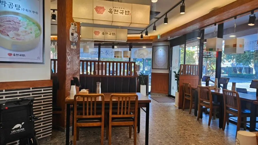깔끔한 분위기의 육전국밥 서교점 매장 내부
