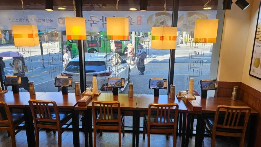 육전국밥 서교점 홀 테이블 전경