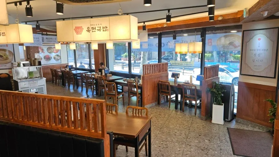 여럿이 앉을 수 있는 육전국밥 서교점 좌석