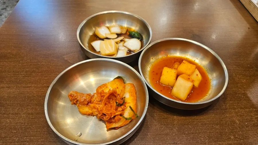 주문한 국밥과 육전이 차려진 테이블