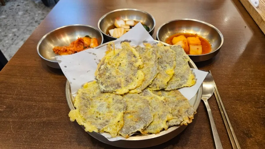 노릇하게 부쳐낸 소고기 육전 한 접시