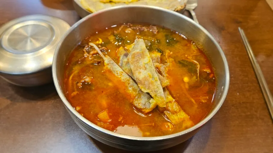 뜨끈한 육전 소고기국밥 한 그릇