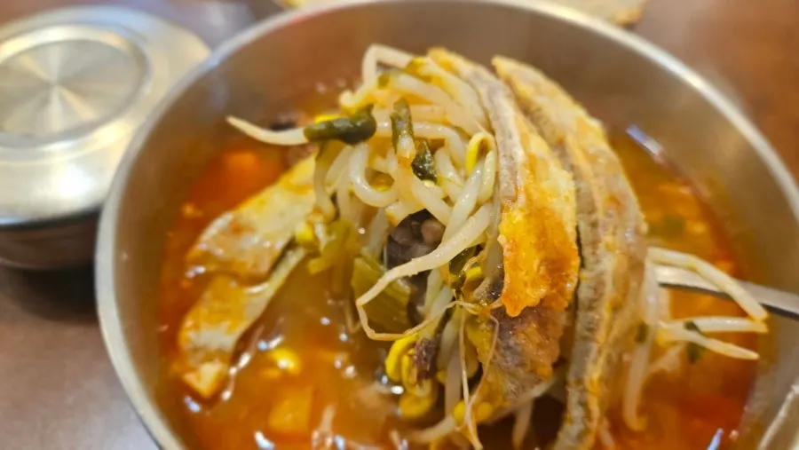 국물에 밥을 말아 먹는 육전국밥