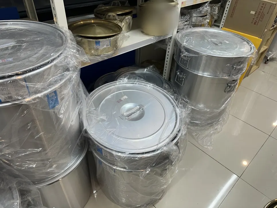 Small appliances including blenders and shaved-ice machines