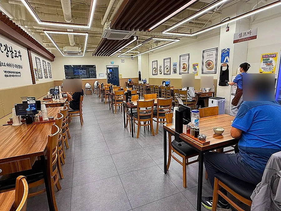 Spacious dining hall inside Gangnam Gyoja Bundang Seohyeon Branch