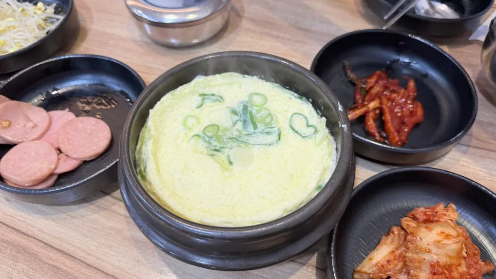 백반 스타일로 차려진 밑반찬