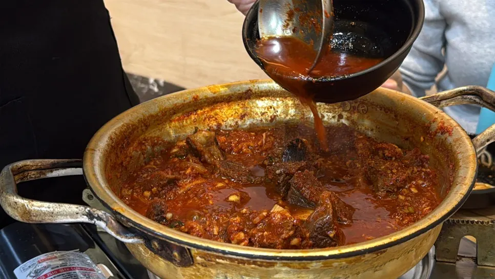한 점씩 발라 먹는 소갈비찜 고기