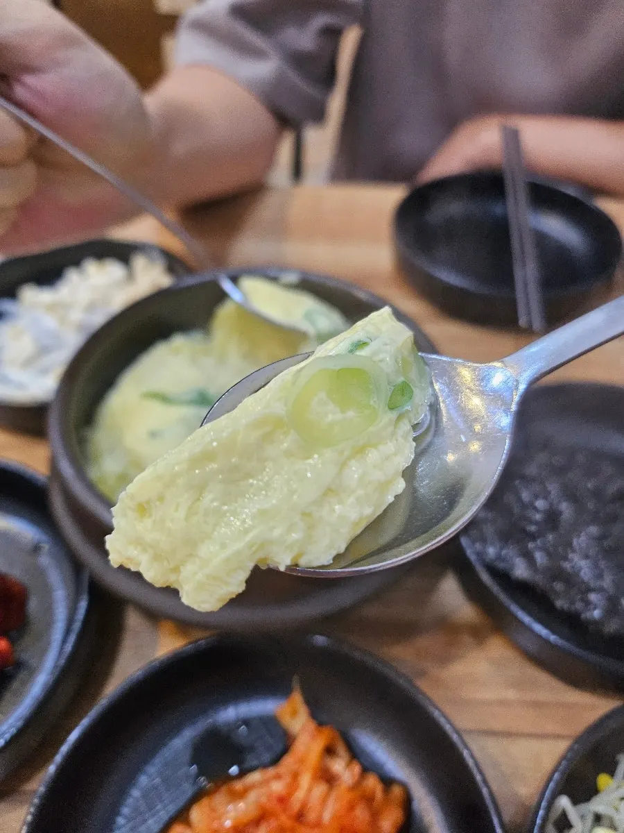 Table with ordered side dishes