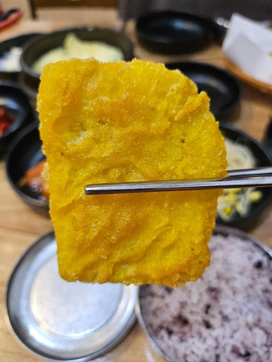 Freshly fried sweet potato fritters and kimmari