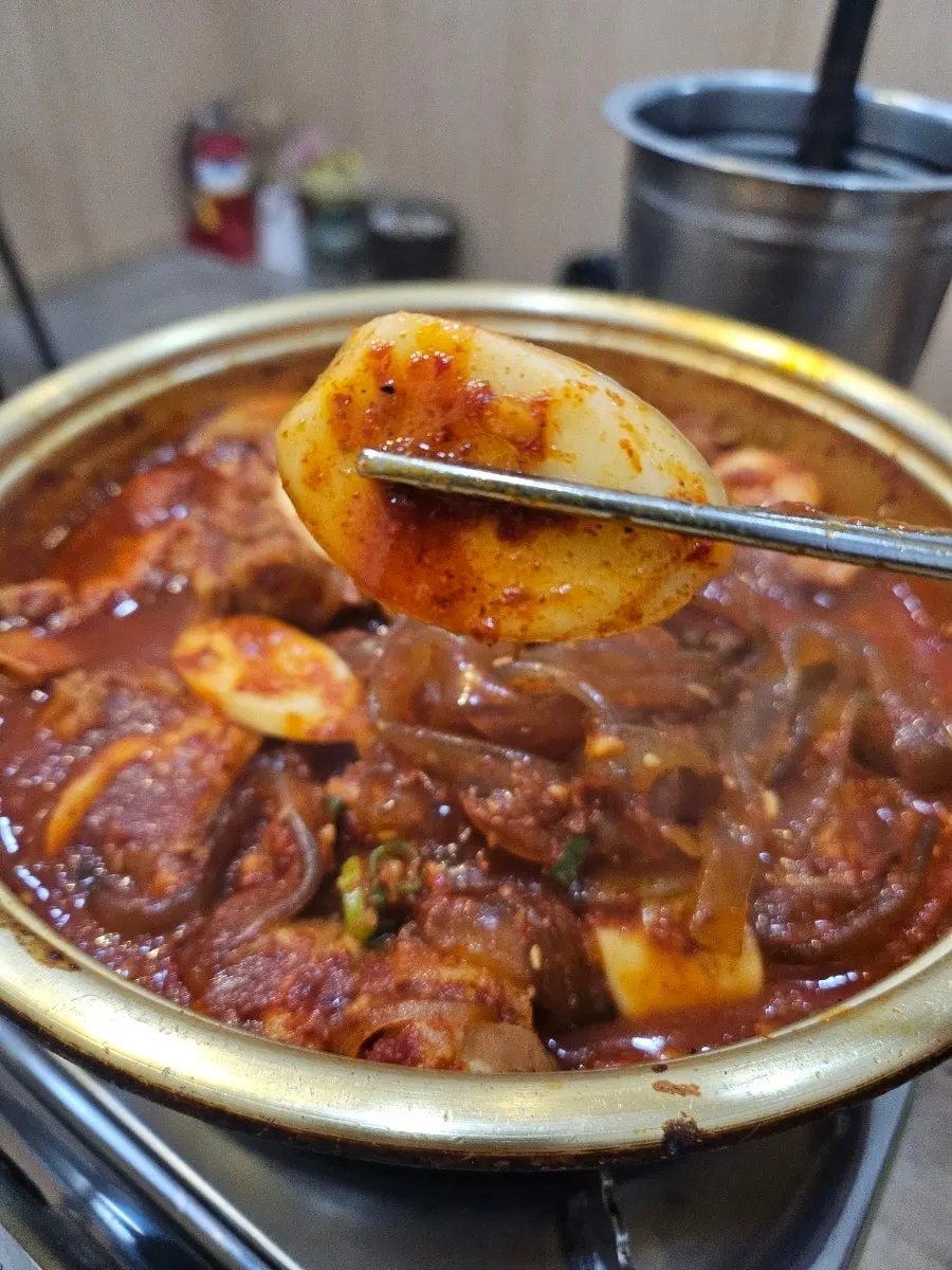 Rice cakes scooped out of the galbijjim