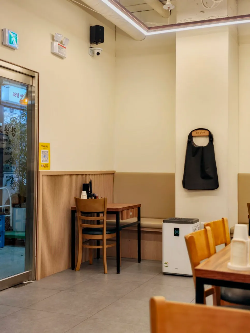 Spacious, clean interior of Gangnam Gyoja Bundang Seohyeon Branch