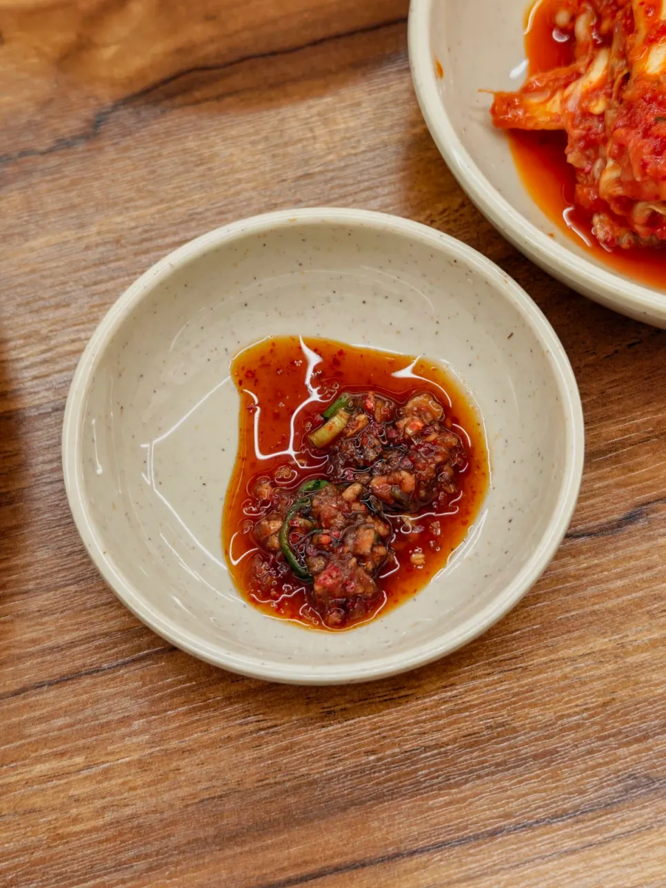 Adding seasoning sauce to the kalguksu