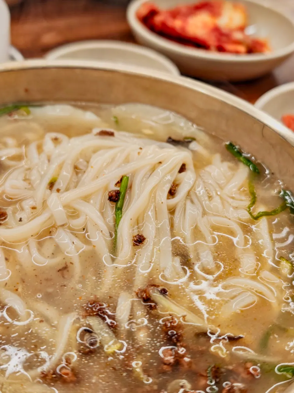 Bite-sized water dumplings in the kalguksu