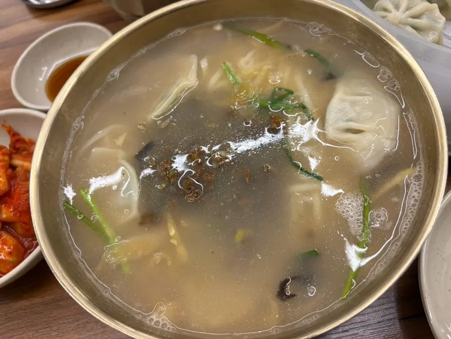 Kalguksu topped with meat at Gangnam Gyoja