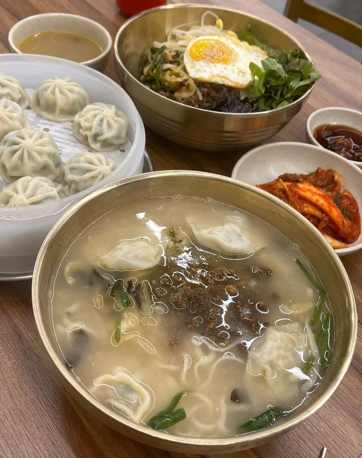 Mesa con kalguksu y gyoza dumplings en Gangnam Gyoja Bundang Seohyeon Branch