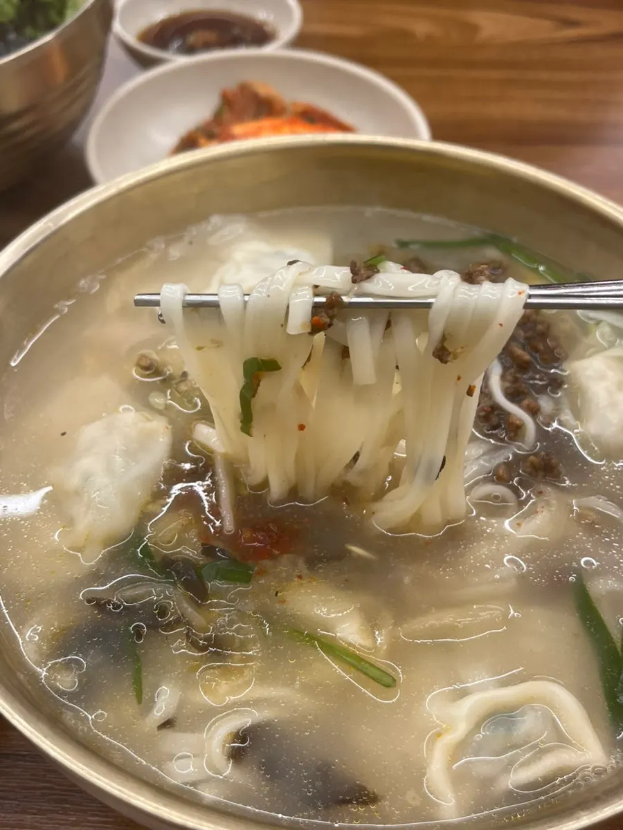 Kalguksu con carne picada como guarnición