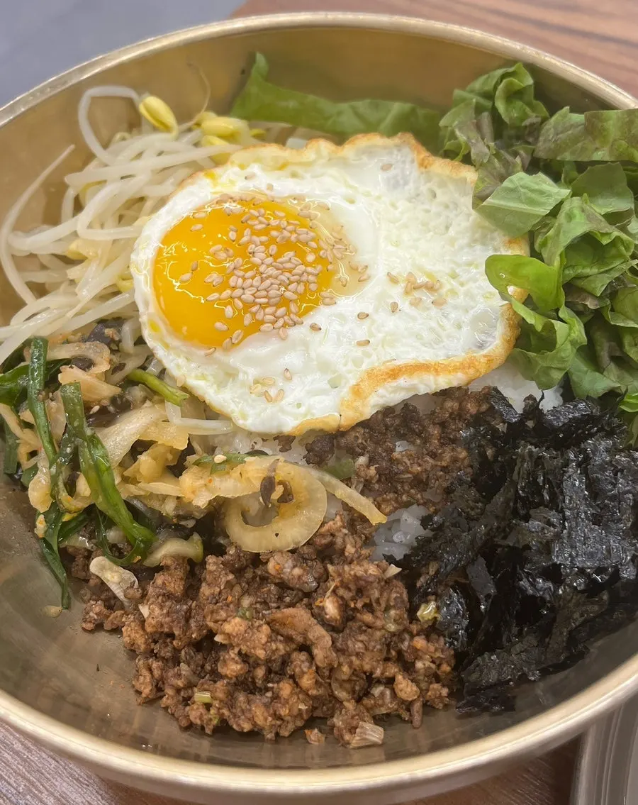 Bibimbap de Gangnam Gyoja con verduras y carne salteada