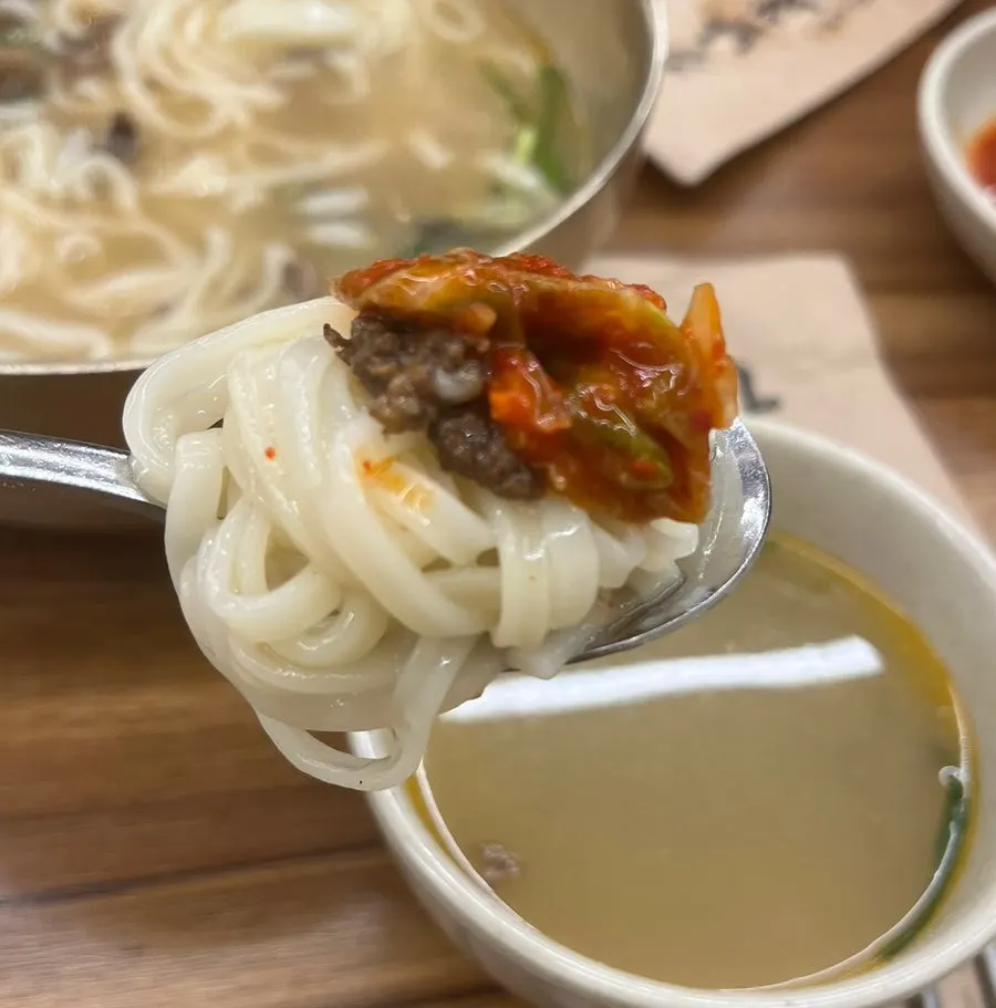 Caldo de kalguksu servido junto al bibimbap