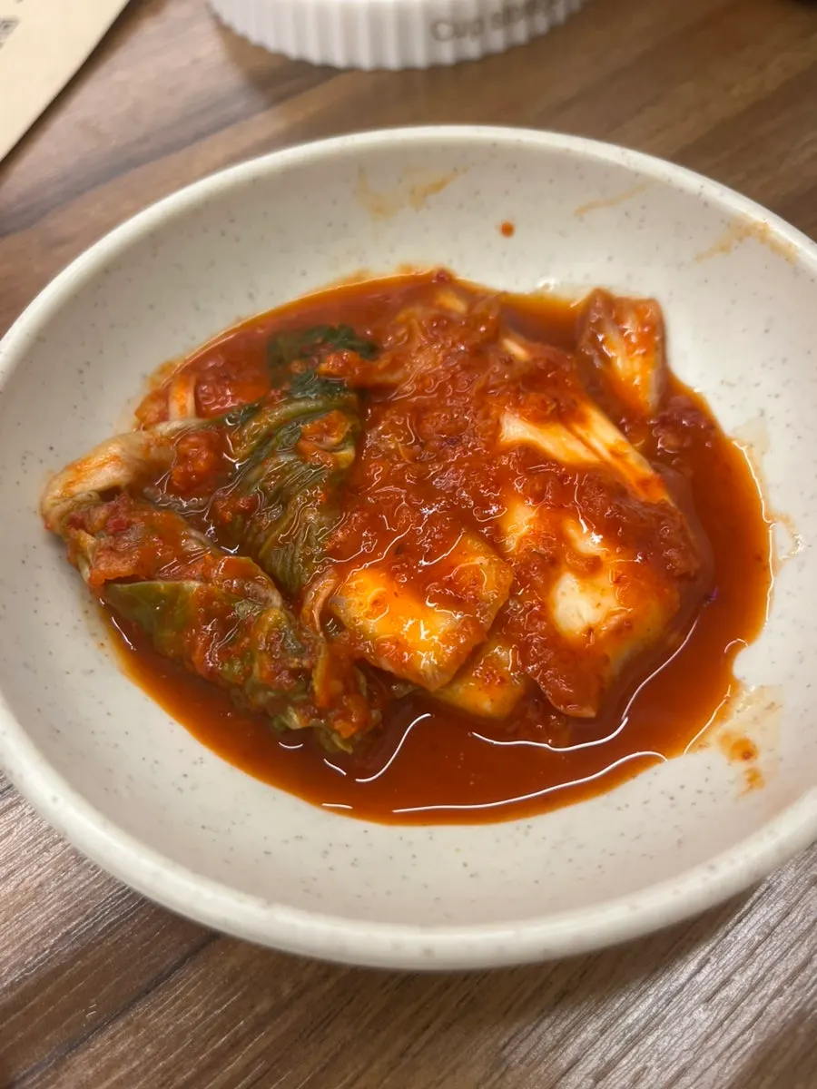 Bibimbap ya mezclado junto con acompañamientos