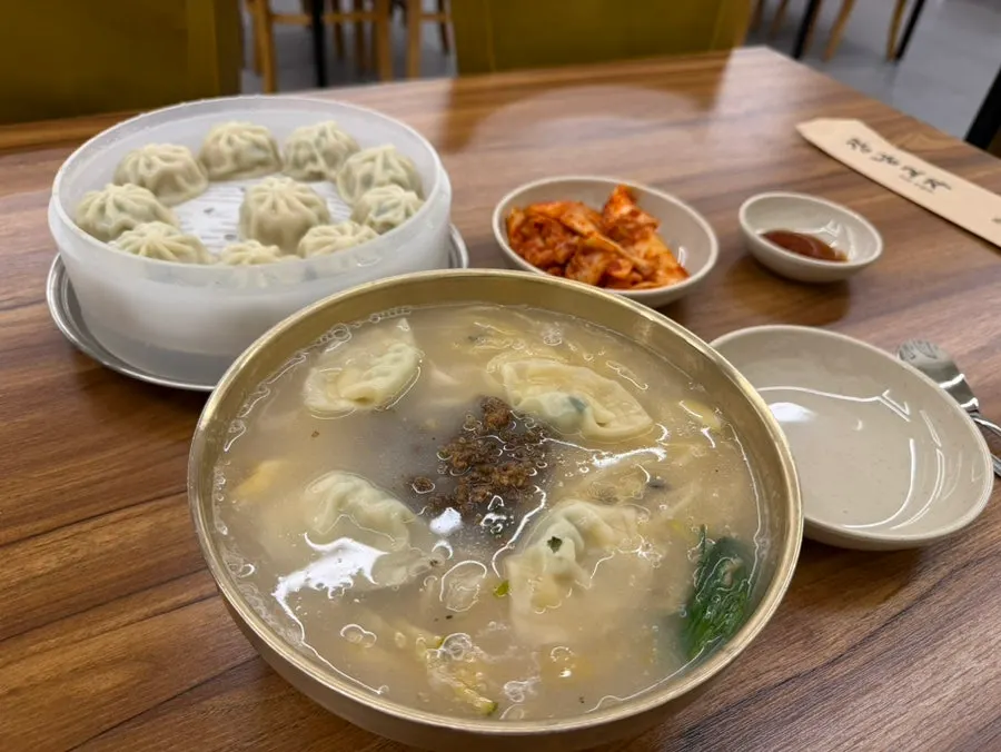 강남교자 테이블 세팅과 반찬