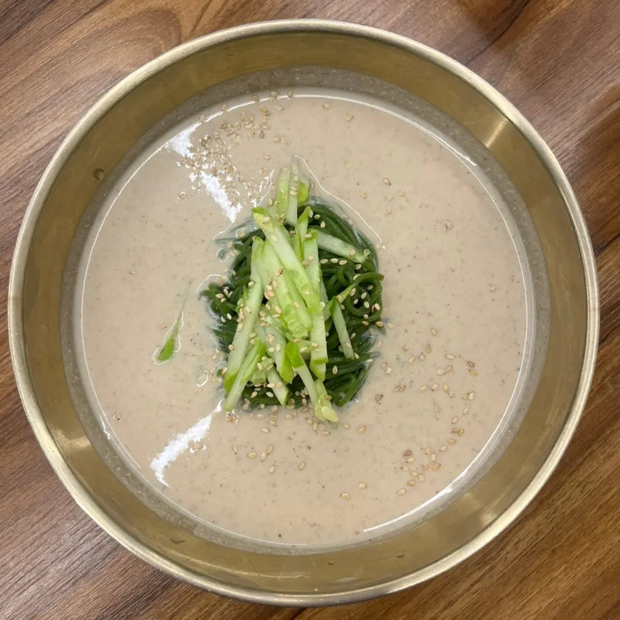 辣味刀切麵、豆漿麵與餃子的一桌餐點