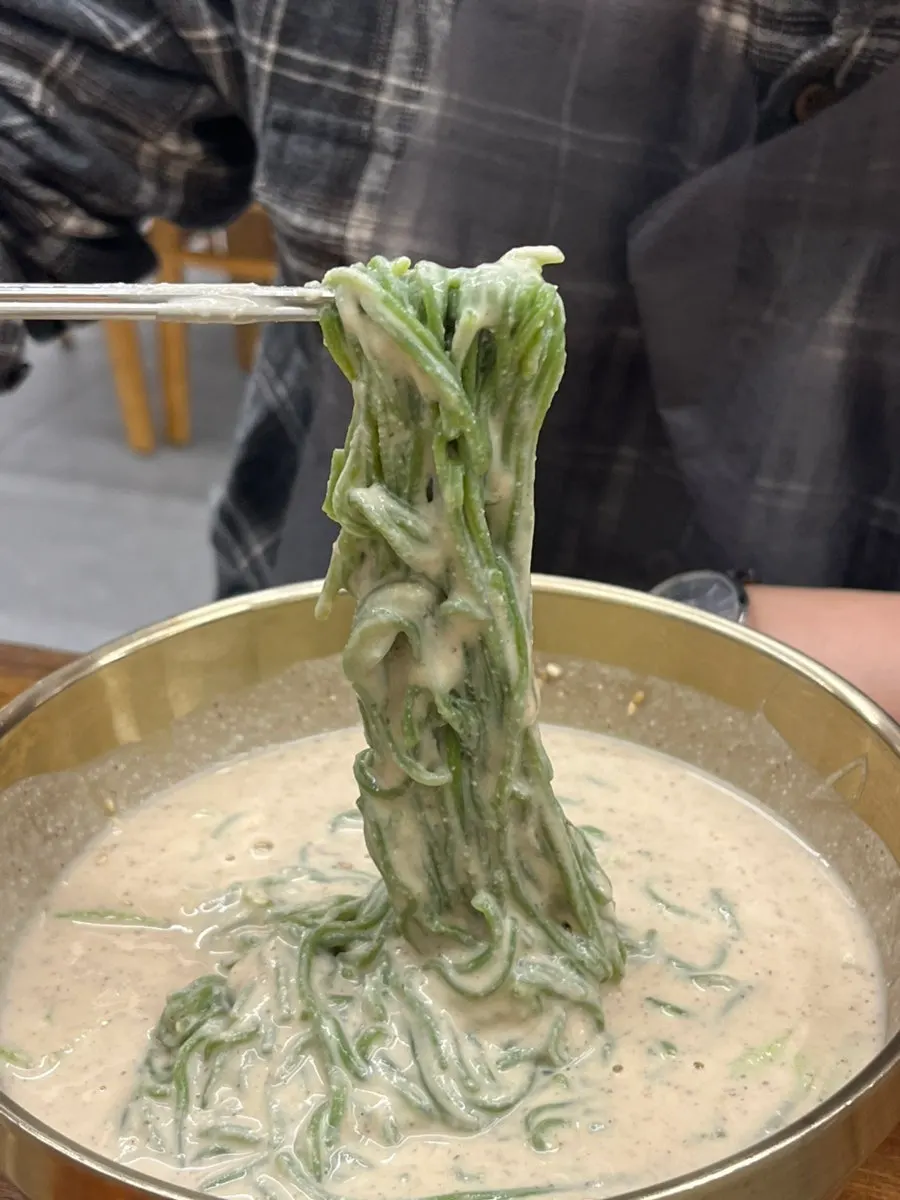 份量十足的刀切麵與餃子