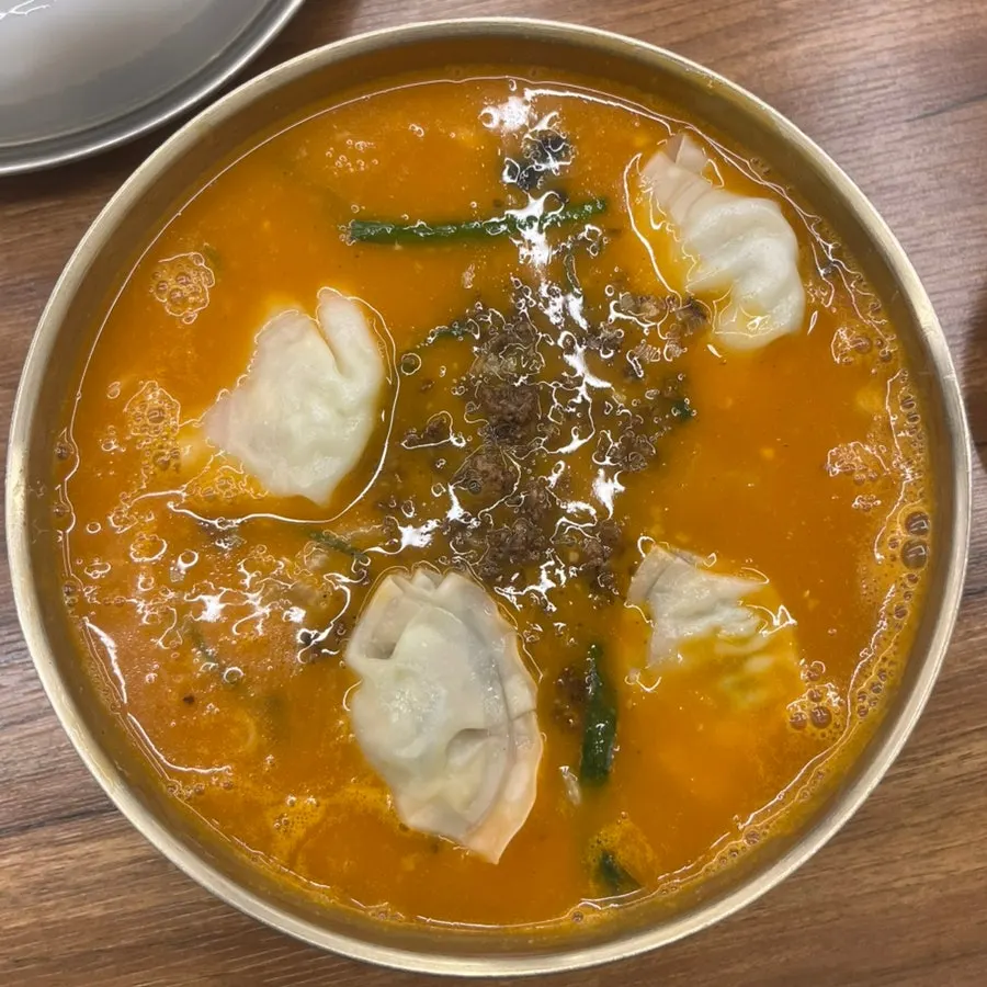 包著豬肉與韭菜的餃子