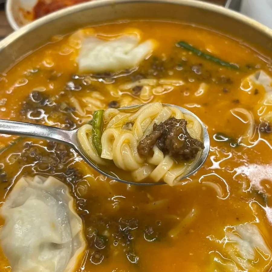 有絞肉與扁平肉餃子的刀切麵