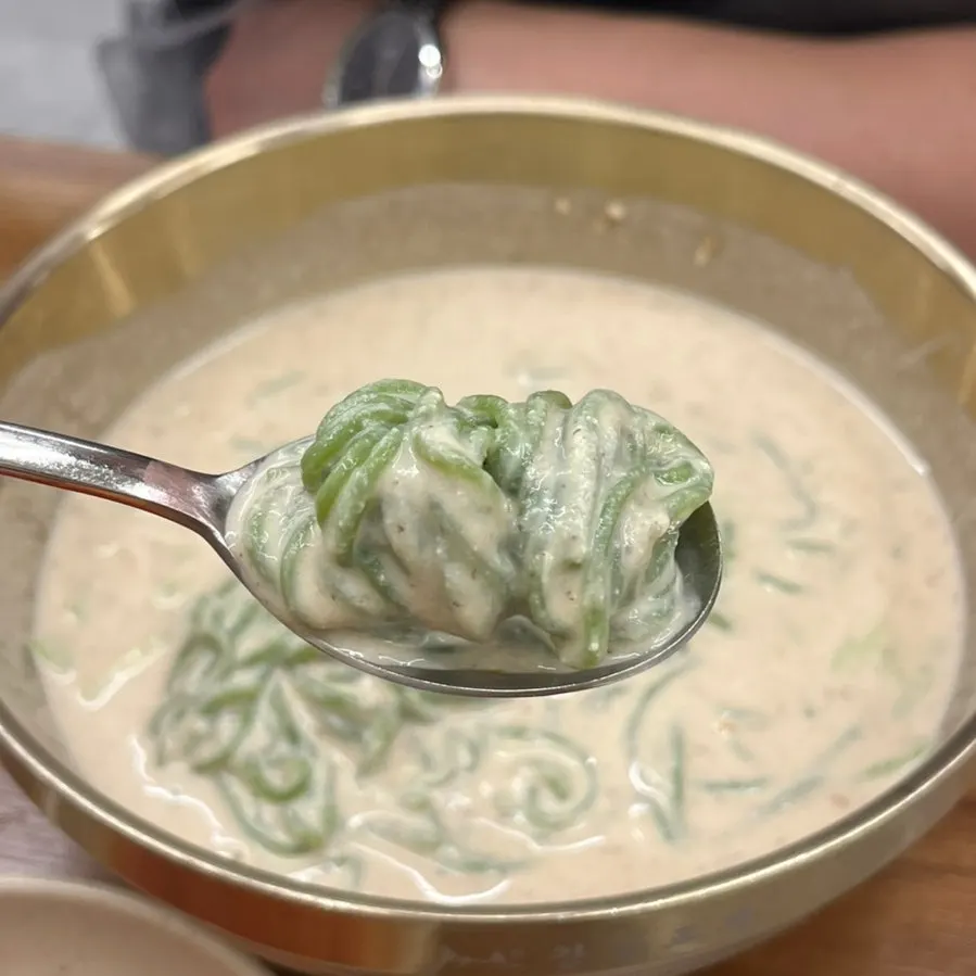 濃厚牛骨高湯的香辣刀切麵湯頭
