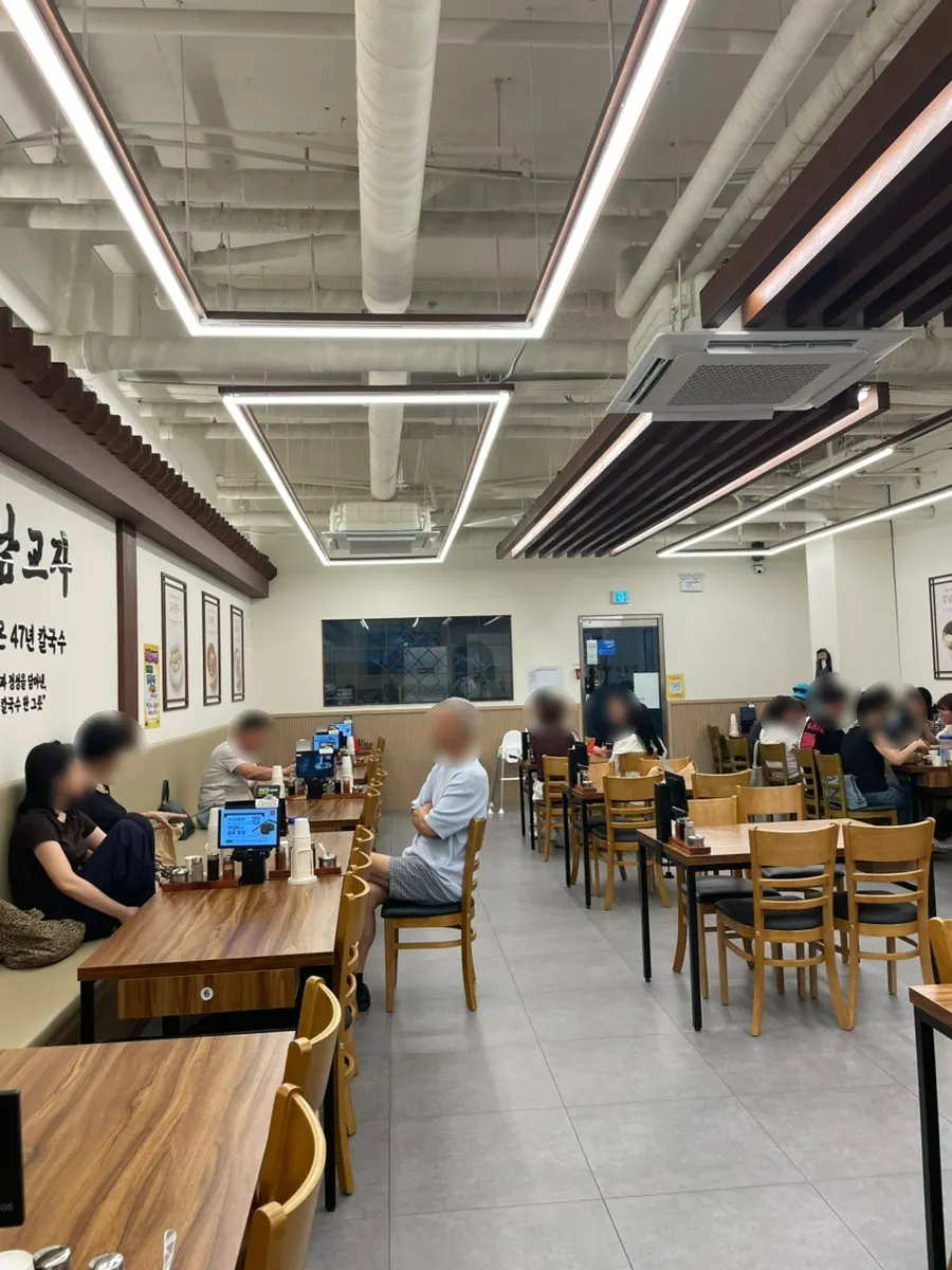 47년 칼국수 안내와 매장 내부 관련 사진