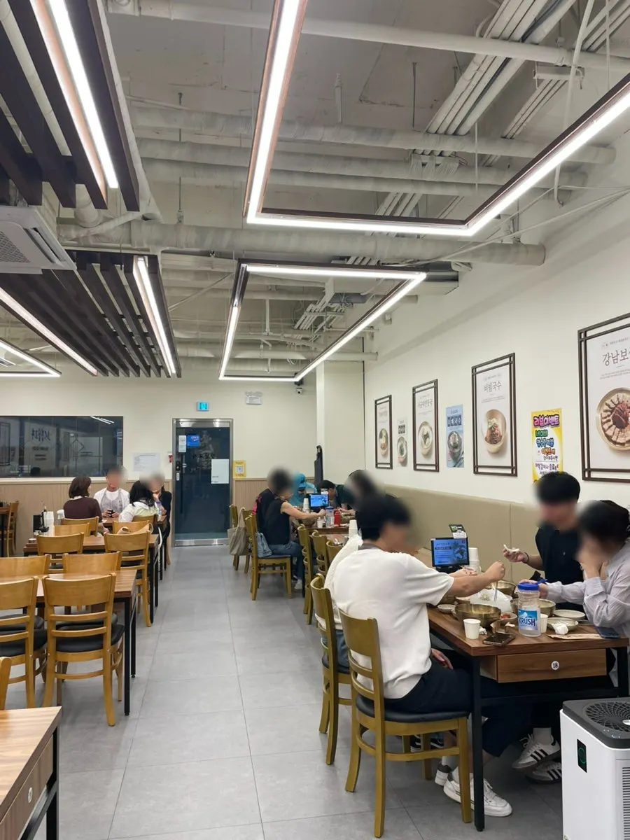 47년 칼국수 안내와 매장 내부 관련 사진