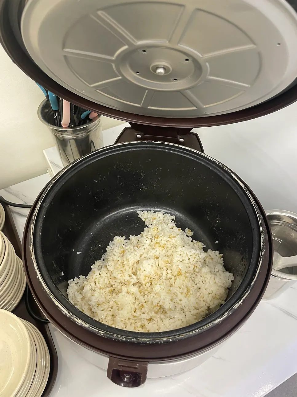 The self-service corner for rice and side dishes