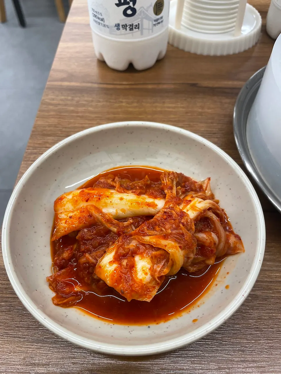 컵에 따른 맑은 윗부분의 막걸리