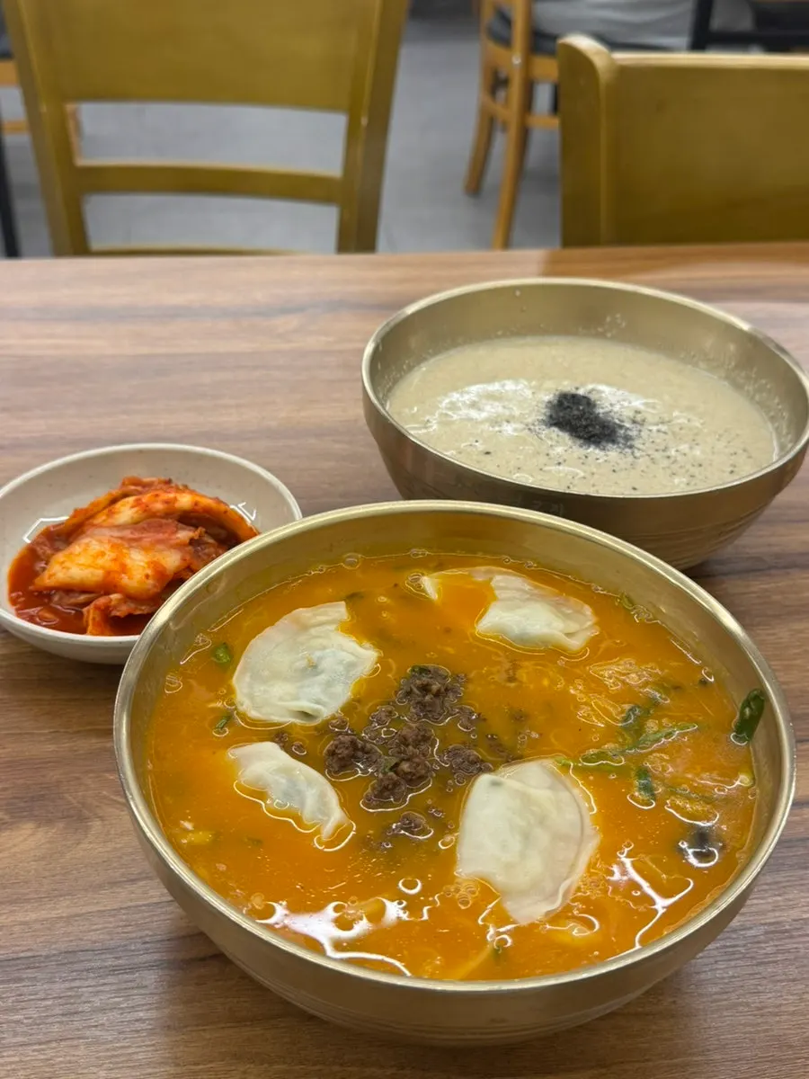 Table spread of eolkeun kalguksu and perilla sujebi