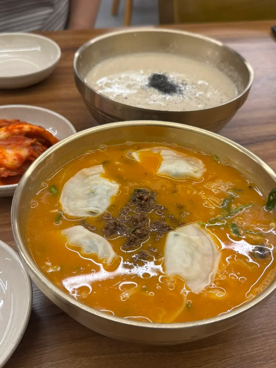 Eolkeun kalguksu served in a brass bowl