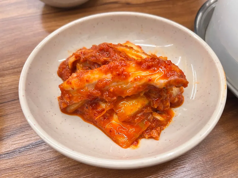 Domestic cabbage geotjeori kimchi to go with kalguksu