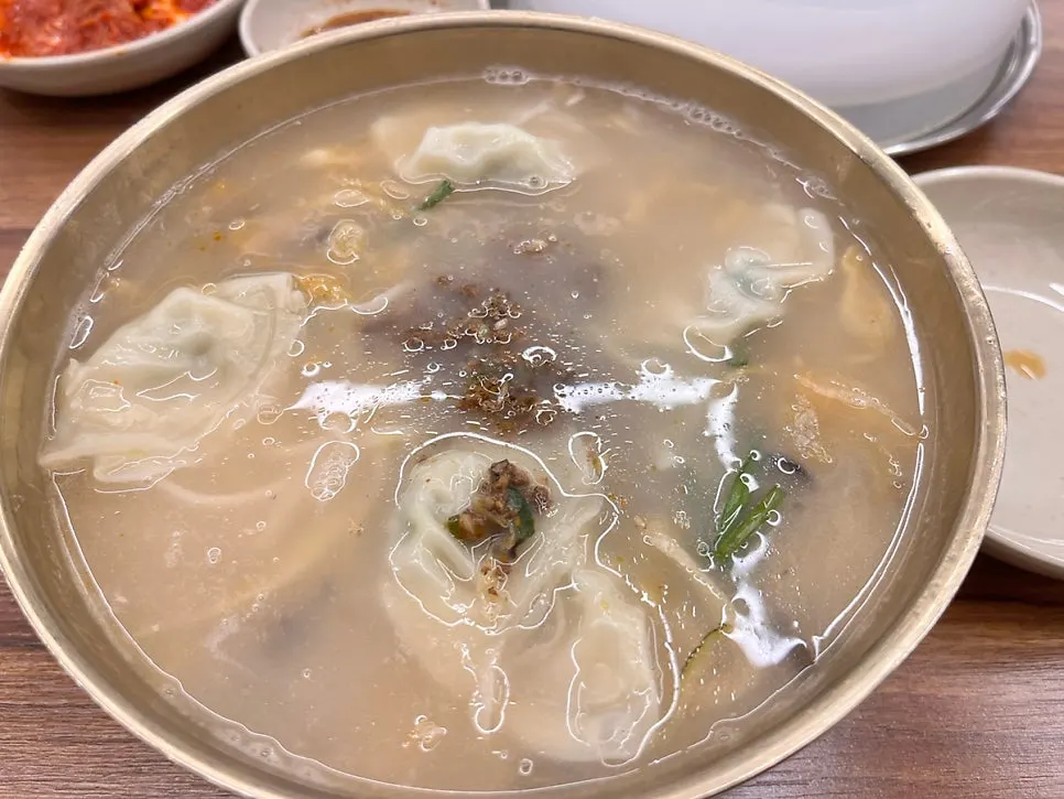 Deep-broth kalguksu topped with meat