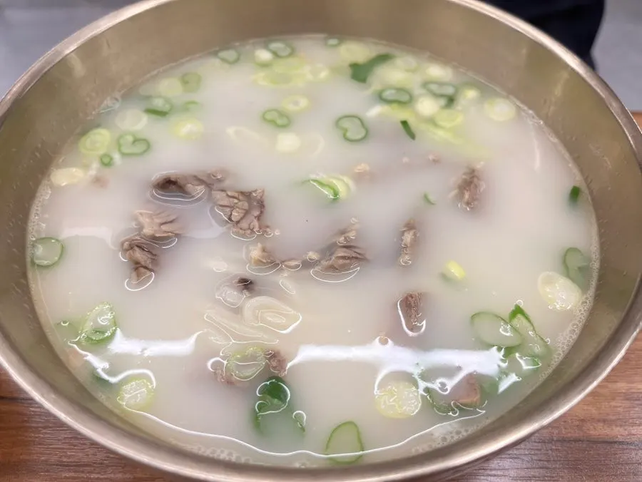 Seolleongtang ordered by my friend