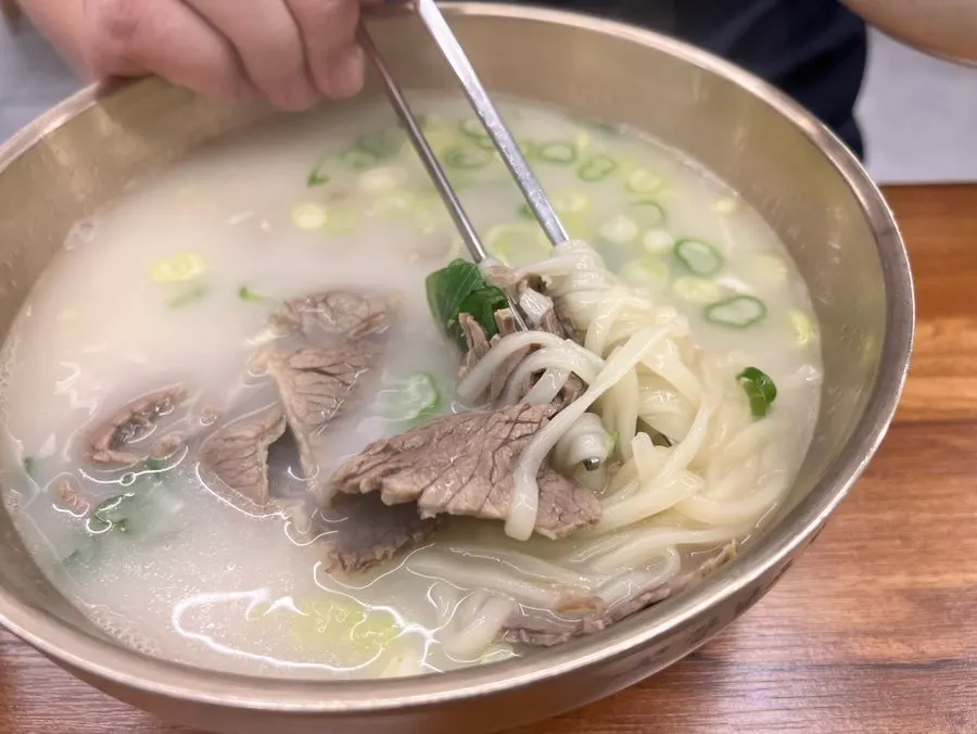 Seolleongtang with kalguksu noodles in it