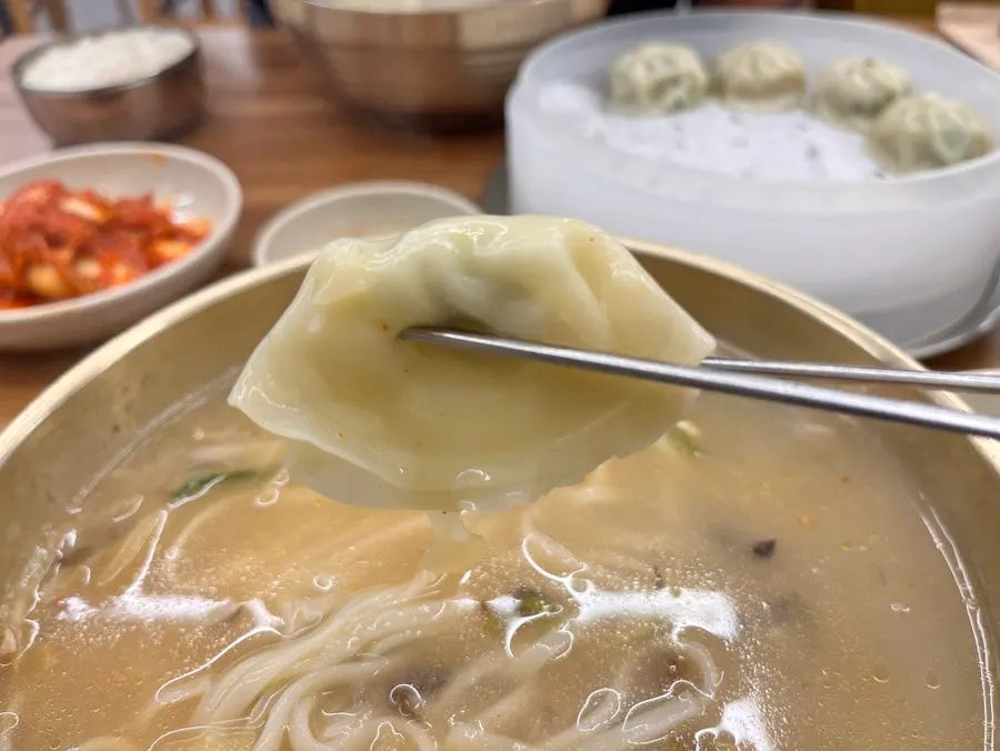 Small mandu soaked in kalguksu broth