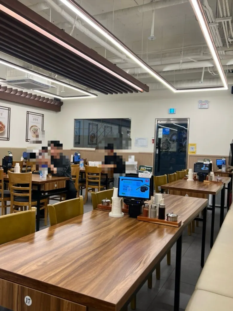 Dining room seating at Gangnam Gyoja Bundang Seohyeon Branch during late evening