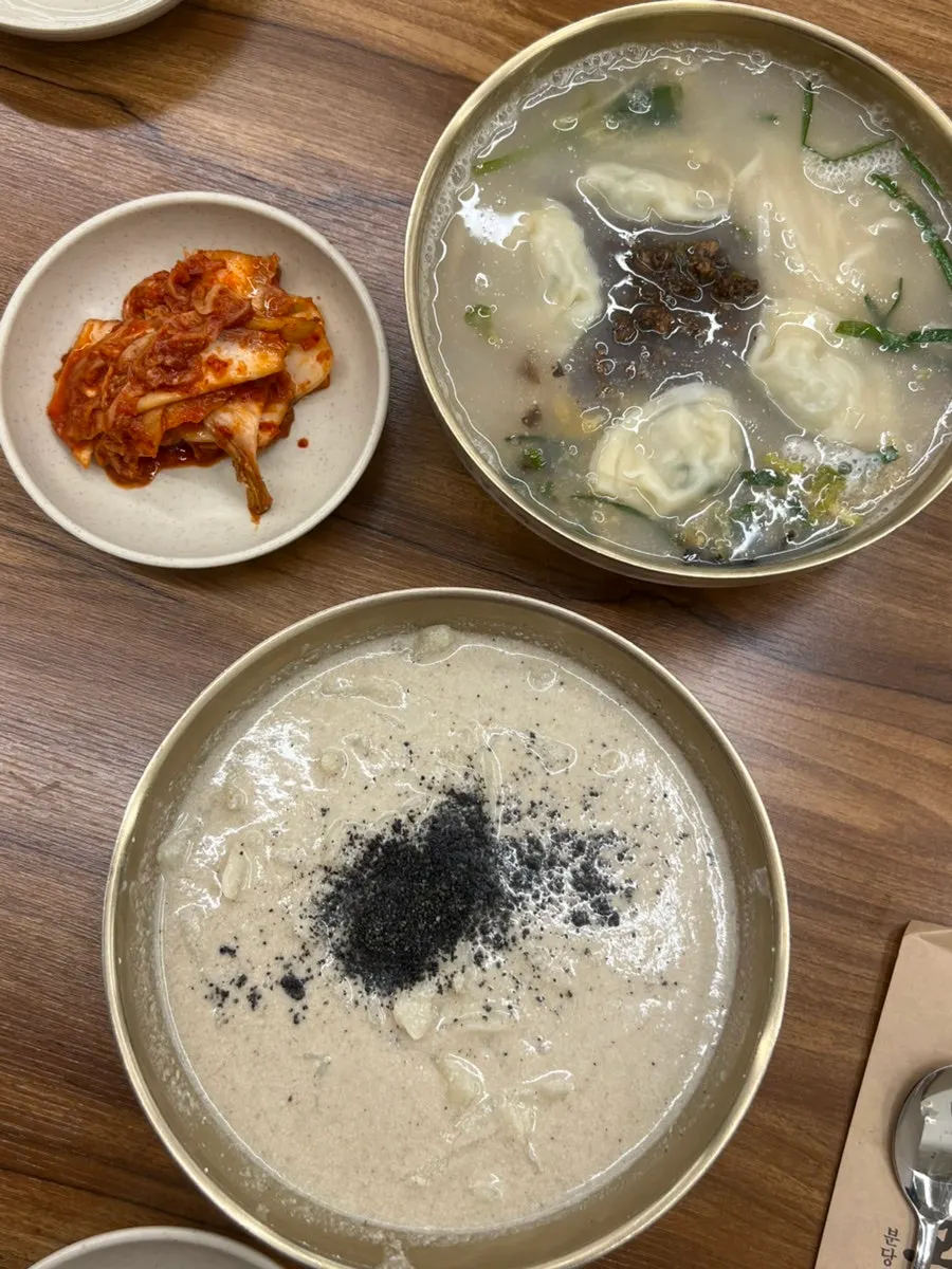 Kalguksu and perilla sujebi set on the table