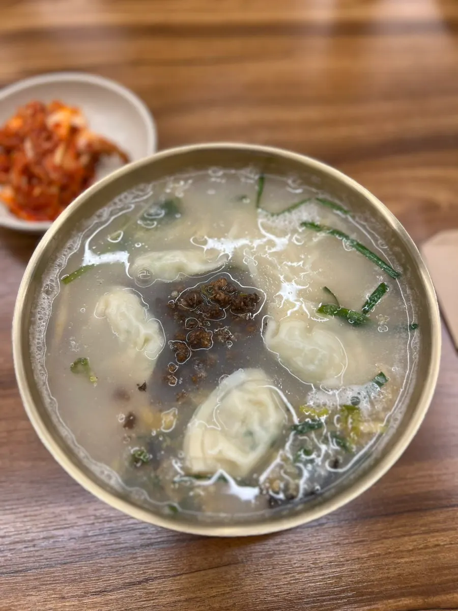 Noodles lifted up from the kalguksu bowl