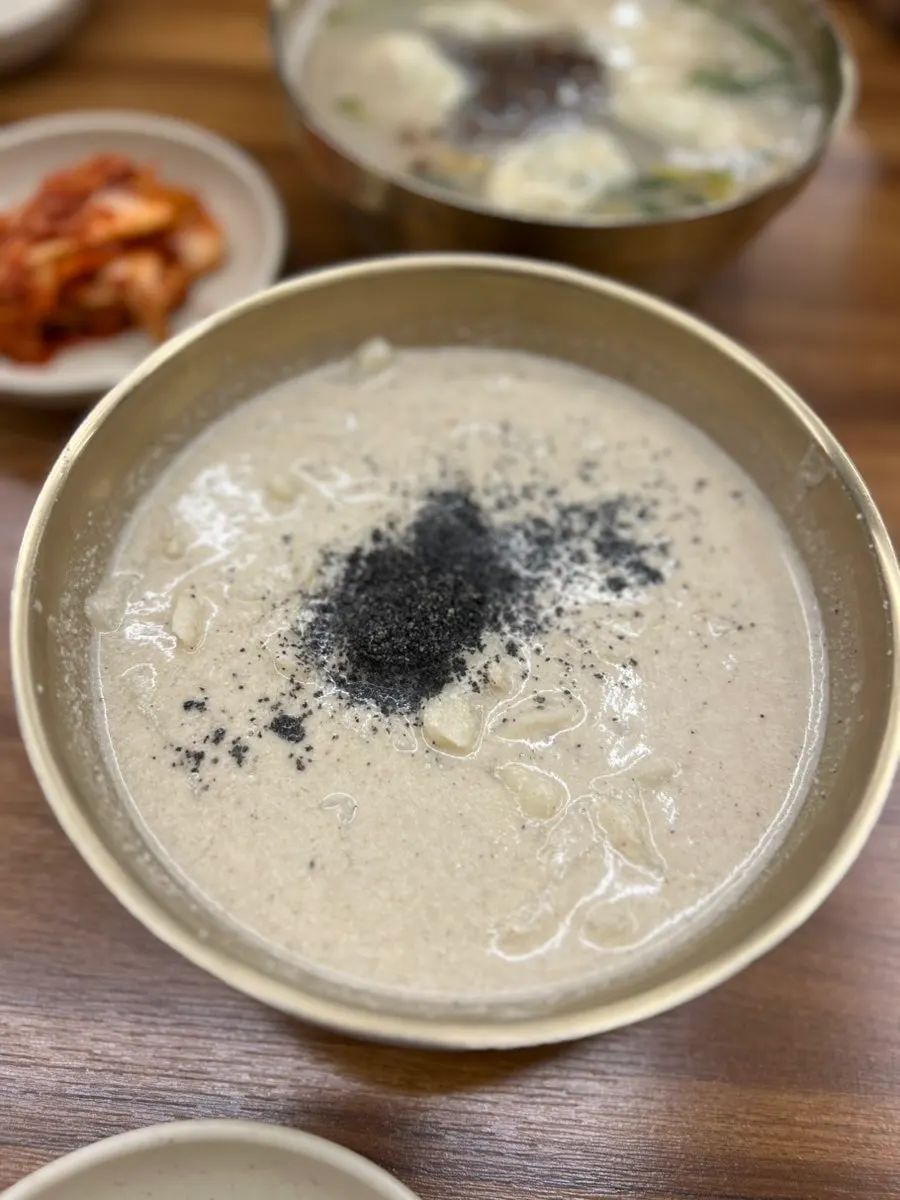 A bite of kalguksu mixed with seasoning sauce