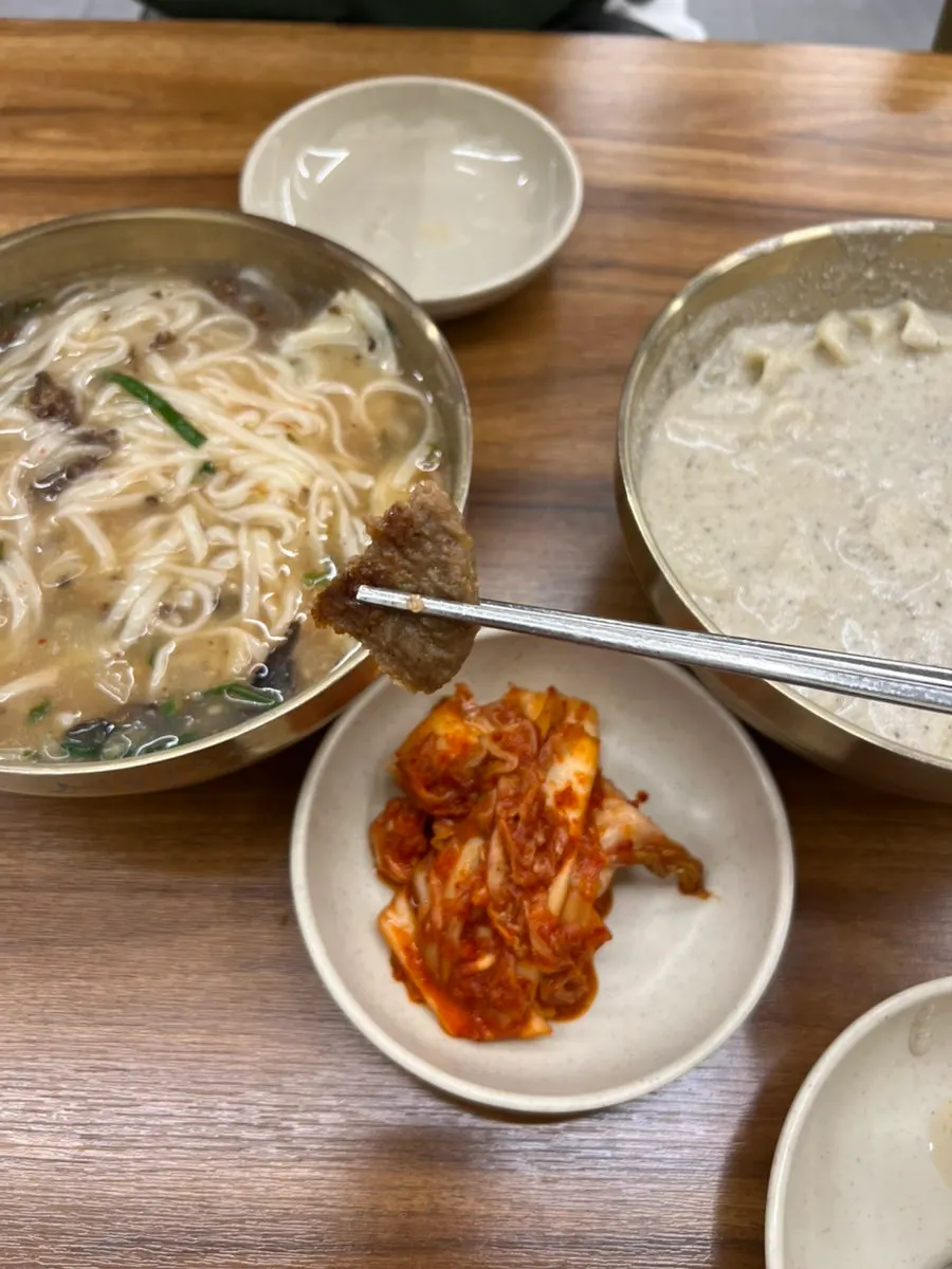 Picking up a piece of tteokgalbi